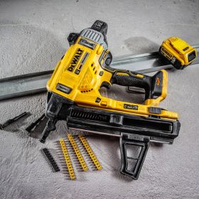 Акумулаторен такер DeWALT  DCN890P2 безчетков 18 V, 5 Ah, за гвоздеи 13-57 мм