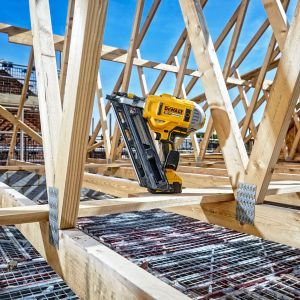 Такер DeWALT DCN692P2 акумулаторен за гвоздеи с 2 батерии и зарядно, 18 V, 5 Ah, SN21, SN34, 50-90 мм