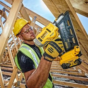 Такер DeWALT DCN692P2 акумулаторен за гвоздеи с 2 батерии и зарядно, 18 V, 5 Ah, SN21, SN34, 50-90 мм
