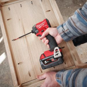 Гайковерт Milwaukee  M18 FID3-502X акумулаторен ударен 18 V, 5 Ah, 226 Nm, 1/4"