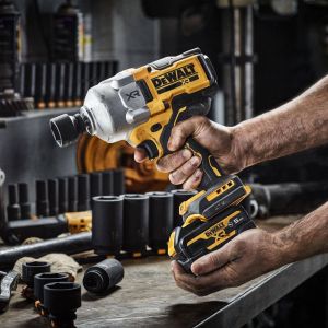 Гайковерт акумулаторен DeWALT DCF961H2T с безчетков двигател с 2 батерии и зарядно, 18 V, 2372 Nm, квадрат, 1/2"