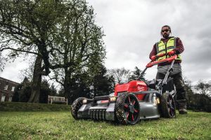 Коса Milwaukee M18 F2LM53-122 акумулаторна самоходна с 2 батерии и зарядно, 18 V, 12 Ah, 530 мм 