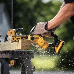 Трион DeWALT DCMPS520P1 верижен акумулаторен с 1 батерия и зарядно, 18 V, 5 Ah, 20 см 