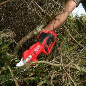 Акумулаторна лозарска ножица Milwaukee M12BLPRS-202 с батерия и зарядно, 12 V, 2 Ah, ф 32 мм