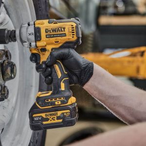 Акумулаторен ударен гайковерт DeWALT DCF891NT с безчетков двигател без батерия и зарядно, 18 V, 812 Nm, 1/2"